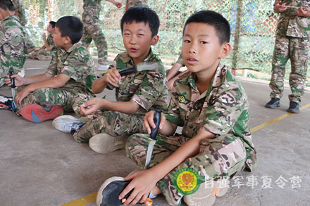 夏令营学习匕首操